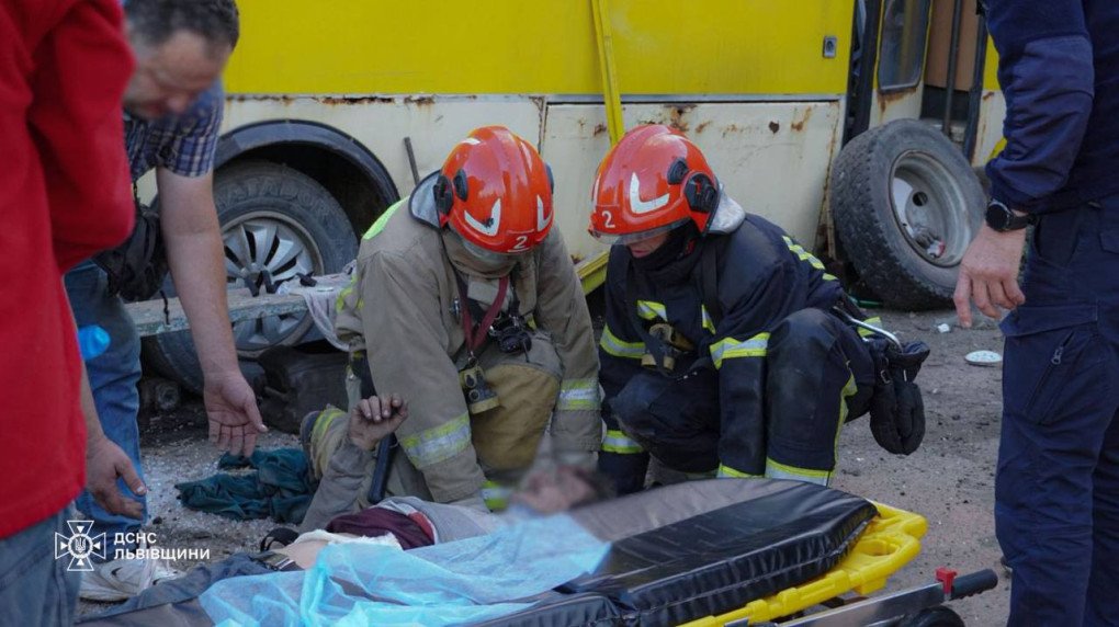 Rescuers assist a person injured in the Russian airstrike on Lviv on August 21, 2025. (Source: SES) Rescuers assist a person injured in the Russian airstrike on Lviv on August 21, 2025. (Source: SES)