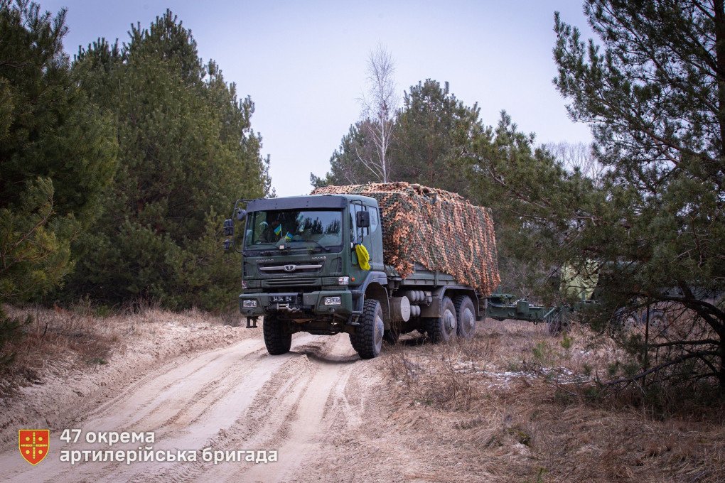 Transportation of the first Bohdana-B towed 155mm howitzer with Daewoo Novus, in March 2025. (Source: 47th Artillery Brigade/Facebook)
