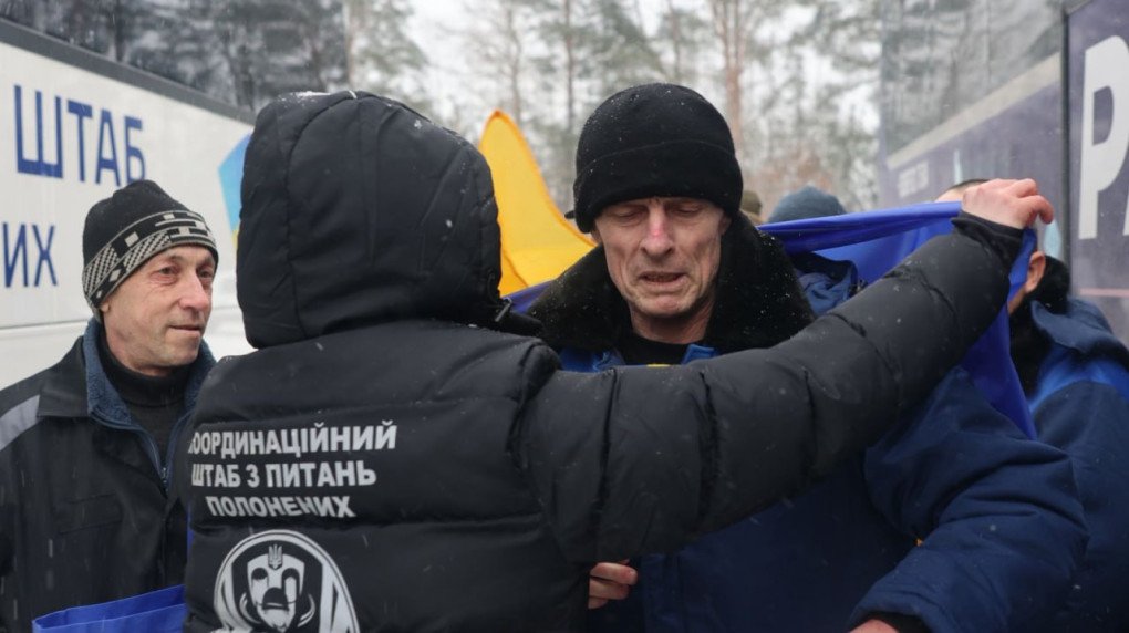 A Ukrainian man, overwhelmed with emotion, receives a blue and yellow flag. (Photo: Official channel of the President of Ukraine Volodymyr Zelenskyy)