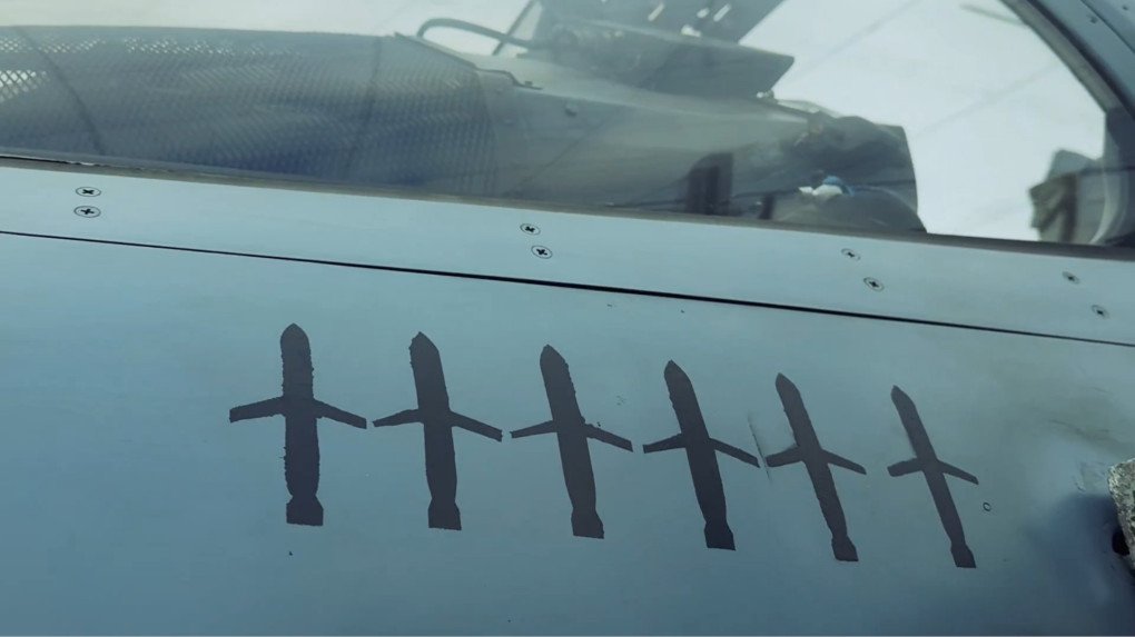 Las marcas en el fuselaje de un caza Mirage 2000 ucraniano confirman el derribo de 6 misiles de crucero rusos. (Fuente: KpsZSU/X) Las marcas en el fuselaje de un caza Mirage 2000 ucraniano confirman el derribo de 6 misiles de crucero rusos. (Fuente: KpsZSU/X)