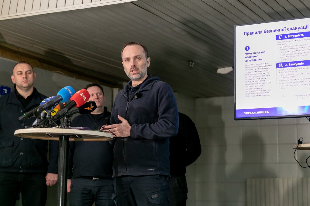 Oleksandr Pertsovskyi, CEO of Ukrzaliznytsia (Ukrainian Railways), presenting the new rules for a safe evacuation during a press conference on “Passenger Transport Safety,” on March 24, 2026, in Kyiv, Ukraine (Source: Ukrzaliznytsia)