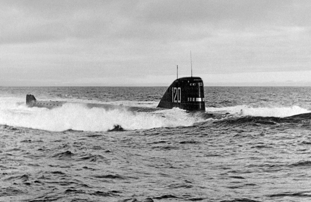 Soviet nuclear submarine K-27 underway during Cold War operations. The vessel was later scuttled in the Kara Sea after a deadly reactor accident. (Source: Russian media)