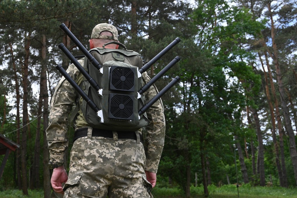 A Ukrainian serviceman tests an anti-drone backpack during a presentation of radio-electronic warfare (WB) and radio-electronic intelligence (PER) systems of the Ukrainian company Kvertus in the Lviv region on May 28, 2024. (Source: Getty Images) A Ukrainian serviceman tests an anti-drone backpack during a presentation of radio-electronic warfare (WB) and radio-electronic intelligence (PER) systems of the Ukrainian company Kvertus in the Lviv region on May 28, 2024. (Source: Getty Images)