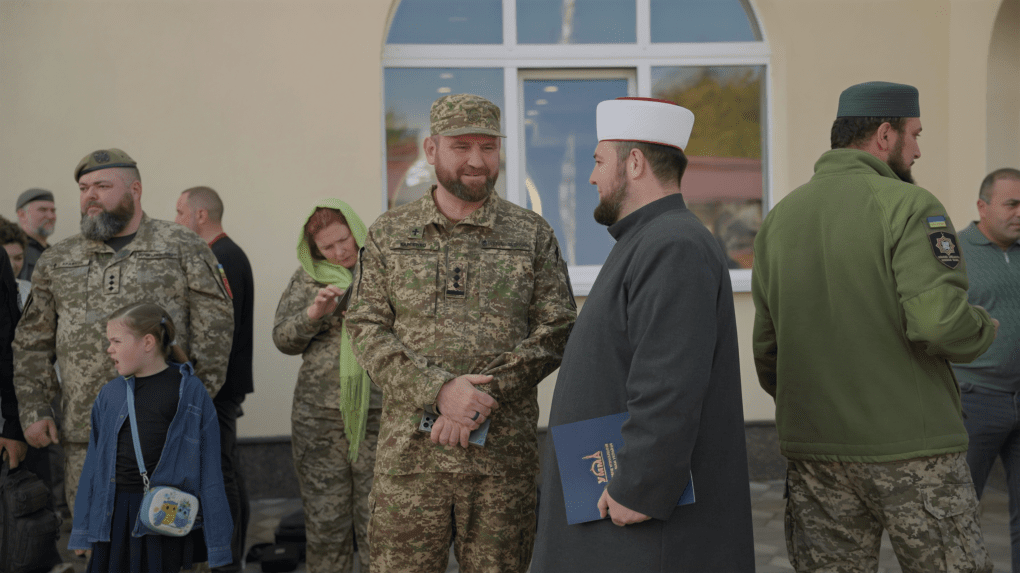 Sheikh Murat Suleimanov, Mufti of the Spiritual Administration of Muslims of Ukraine “Ummah,” speaks with the attendees. Photo: UNITED24 Media 