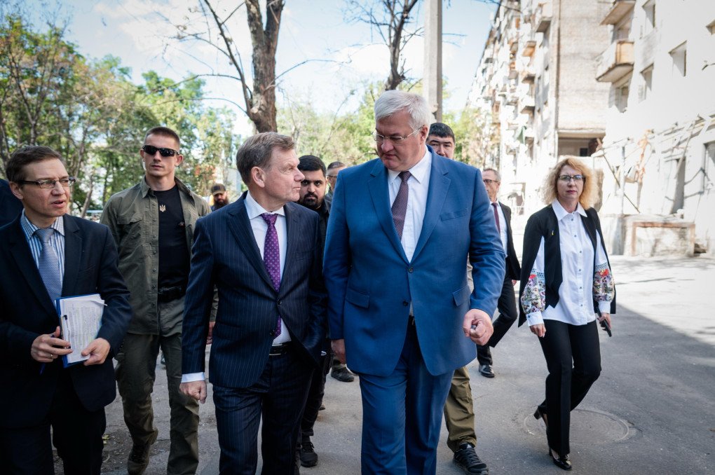 Foreign Minister of Ukraine Andrii Sybiha walks with German Minister for Foreign Affairs Johann Wadephul. 
