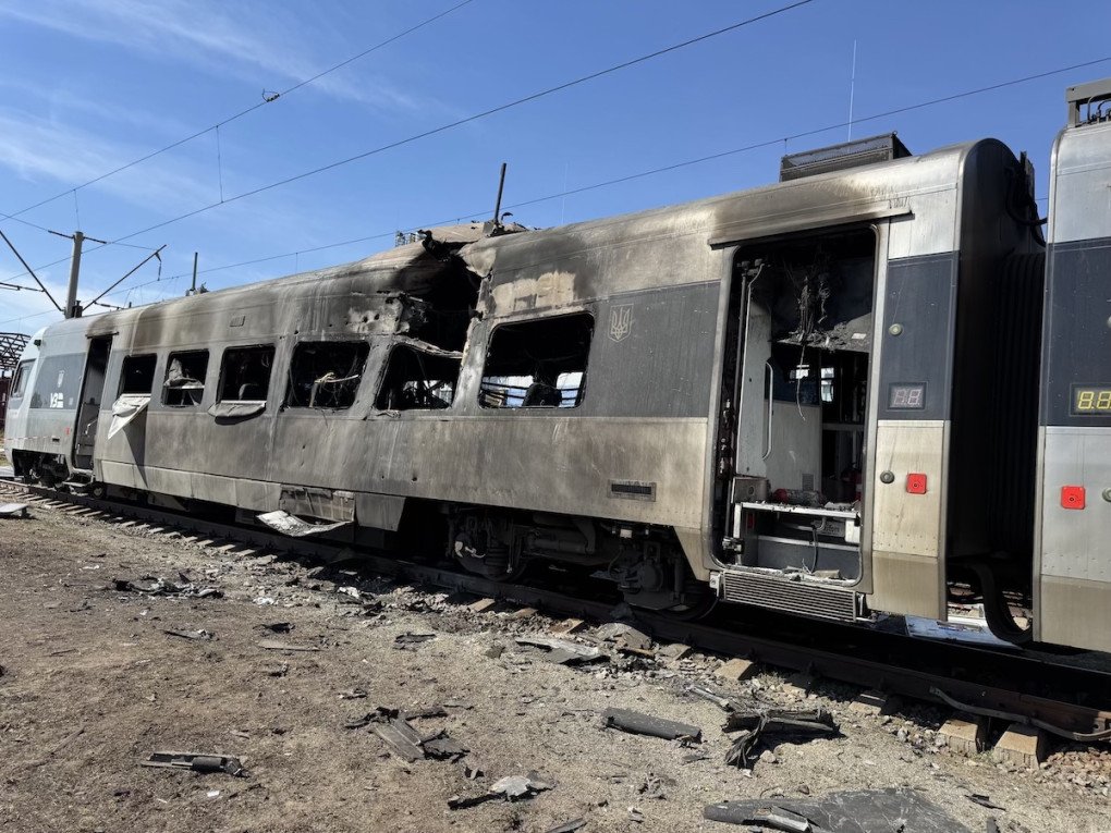Un tren de alta velocidad ucraniano quedó destrozado tras un ataque con drones rusos en Kyiv. Illia Kabachynskyi para UNITED24 Media.