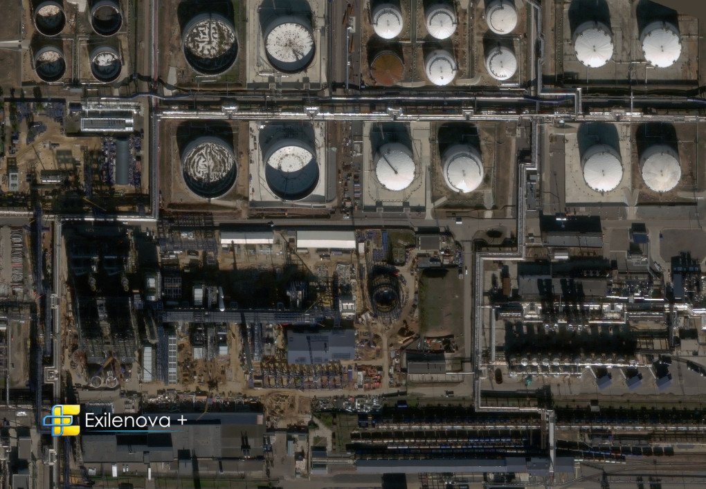 Satellite imagery of the Gazpromneft oil refinery in Moscow. OSINT channel Exilenova+ notes that the entire facility was covered in anti-drone nets before Ukrainian drone strikes (Source: Exilenova+)