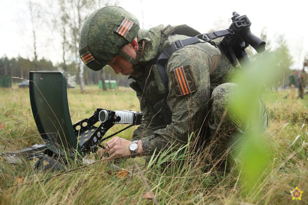 Sistema de comunicación ruso Spirit-030 durante las maniobras Zapad-2025 en Bielorrusia. (Fuente: Ministerio de Defensa de Bielorrusia)