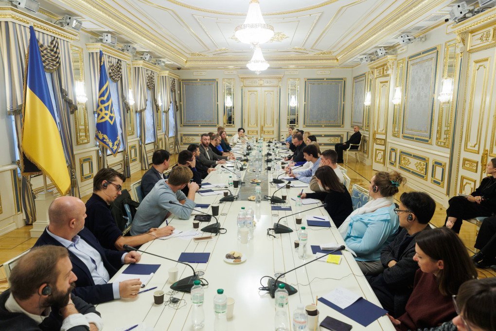 Zelenskyy during a meeting with Ukrainian journalists to discuss potential negotiations in Abu Dhabi. (Photo: Office of the President of Ukraine) Zelenskyy during a meeting with Ukrainian journalists to discuss potential negotiations in Abu Dhabi. (Photo: Office of the President of Ukraine)