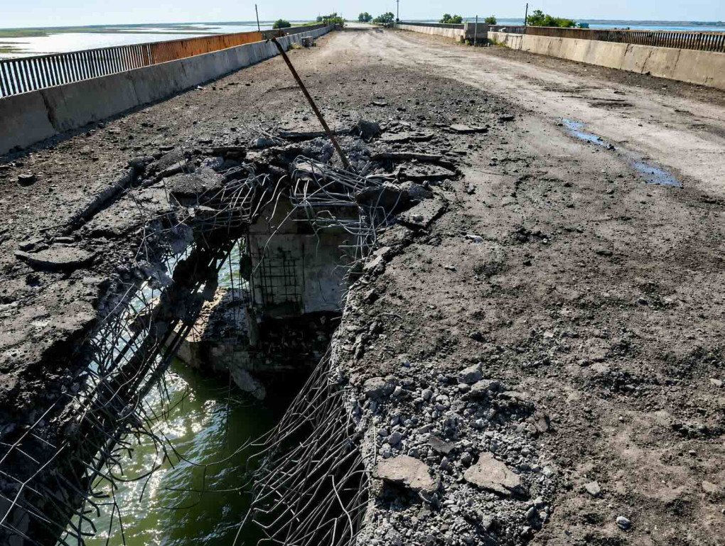 Chonhar Bridge, one of the road links connecting occupied Crimea with Russian-occupied territory in southern Ukraine. (Source: Defencematters.eu) Chonhar Bridge, one of the road links connecting occupied Crimea with Russian-occupied territory in southern Ukraine. (Source: Defencematters.eu)