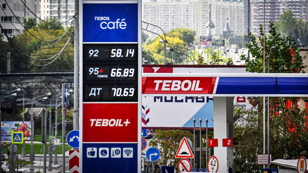 Precios de la gasolina en una gasolinera de Moscú, 8 de septiembre de 2025. Los precios minoristas de la gasolina han alcanzado máximos históricos y han crecido más rápido que la inflación general desde agosto. En Moscú, el precio de la gasolina se ha acercado a los 67 rublos por litro (0,82 dólares estadounidenses) y ha aumentado entre 3 y 4 rublos desde principios de 2025. Foto de Alexander Nemenov / AFP vía Getty Images. Precios de la gasolina en una gasolinera de Moscú, 8 de septiembre de 2025. Los precios minoristas de la gasolina han alcanzado máximos históricos y han crecido más rápido que la inflación general desde agosto. En Moscú, el precio de la gasolina se ha acercado a los 67 rublos por litro (0,82 dólares estadounidenses) y ha aumentado entre 3 y 4 rublos desde principios de 2025. Foto de Alexander Nemenov / AFP vía Getty Images.