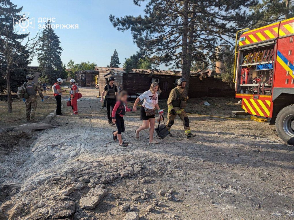 Rescuers assist the victims of the Russian airstrike on a resort facility in the Zaporizhzhia region, August 6, 2025. (Source: SES)
