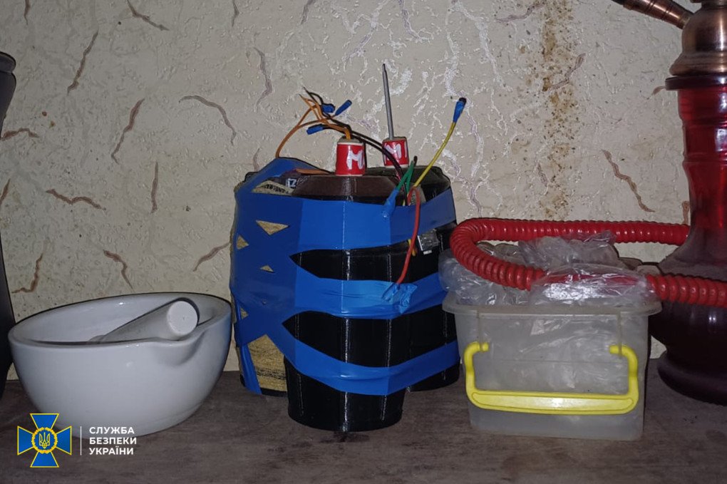 Explosive device and components allegedly found in the Kyiv apartment of a Telegram channel administrator detained by Ukraine’s Security Service. (Source: SBU) Explosive device and components allegedly found in the Kyiv apartment of a Telegram channel administrator detained by Ukraine’s Security Service. (Source: SBU)