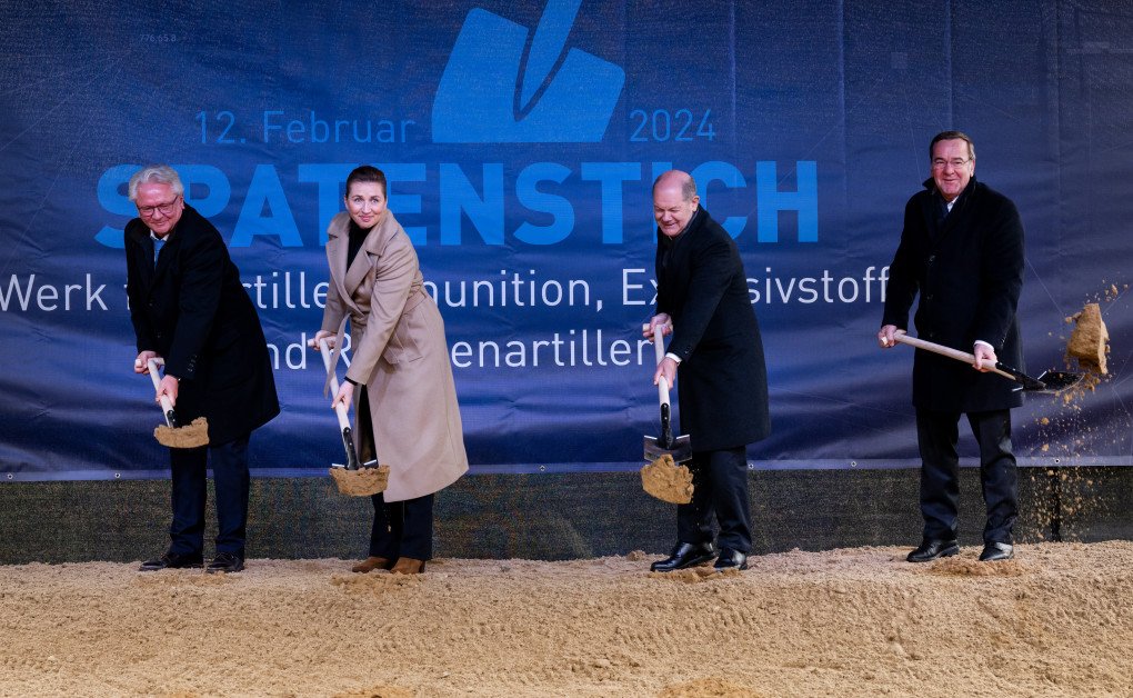Armin Papperger, director ejecutivo de Rheinmetall AG, la primera ministra danesa Mette Frederiksen, el canciller alemán Olaf Scholz y el ministro de Defensa alemán Boris Pistorius (de izquierda a derecha) durante la ceremonia de inauguración de una nueva fábrica de municiones del contratista de defensa alemán Rheinmetall el 12 de febrero de 2024 en Unterluess, Alemania. (Fuente: Getty Images)