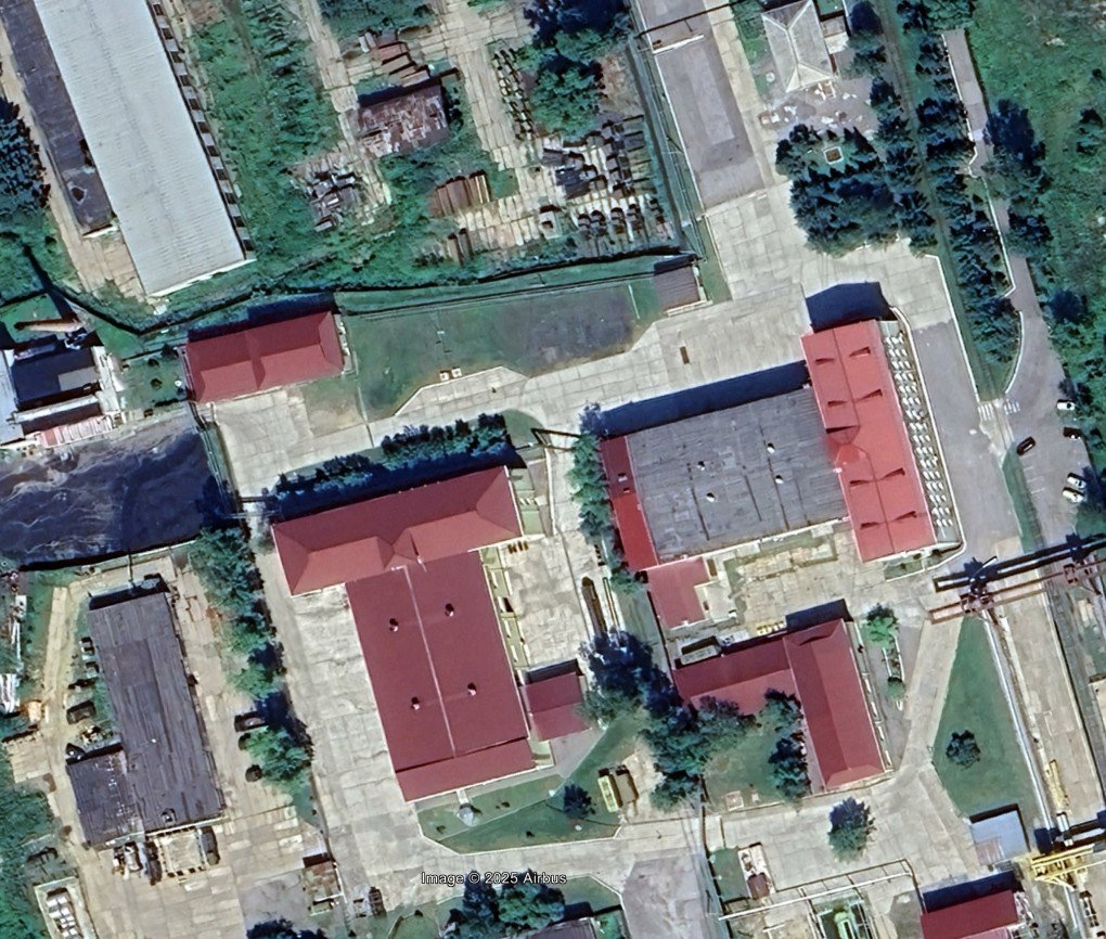 Equipo de radar instalado cerca de las zonas de pruebas de la planta de Jabárovsk, septiembre de 2025. (Fuente: Airbus / Athene Noctua) Equipo de radar instalado cerca de las zonas de pruebas de la planta de Jabárovsk, septiembre de 2025. (Fuente: Airbus / Athene Noctua)