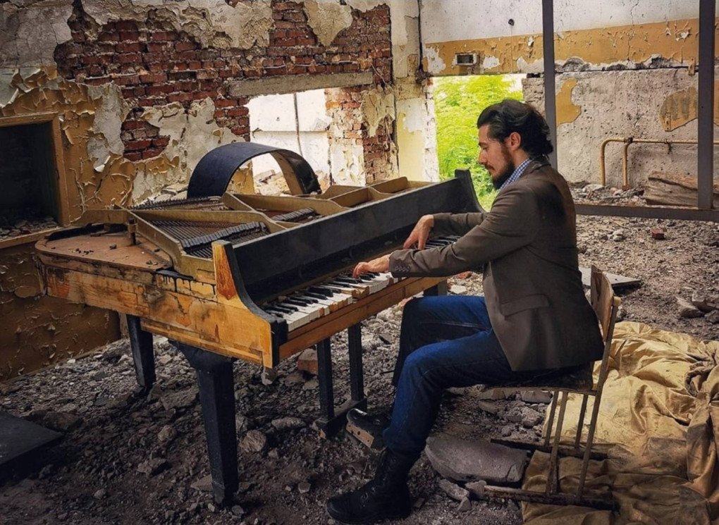 François Modemé, beneficiario francés de la PFKI y actual artista del Teatro Musical de Rostov, toca el piano en la región ucraniana de Donetsk, ocupada por Rusia. (Fuente: Fundación Presidencial para Iniciativas Culturales a través de Telegram)