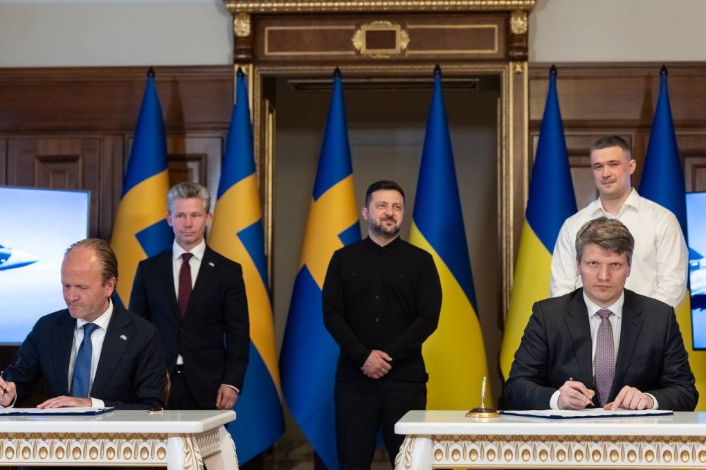 President Volodymyr Zelenskyy, Ukraine's Minister of Defence Mykhailo Fedorov, and Sweden's Minister of Defence sign an agreement to procure 16 Gripen E multirole fighter jets for Ukraine. (Source: Fedorov) President Volodymyr Zelenskyy, Ukraine's Minister of Defence Mykhailo Fedorov, and Sweden's Minister of Defence sign an agreement to procure 16 Gripen E multirole fighter jets for Ukraine. (Source: Fedorov)