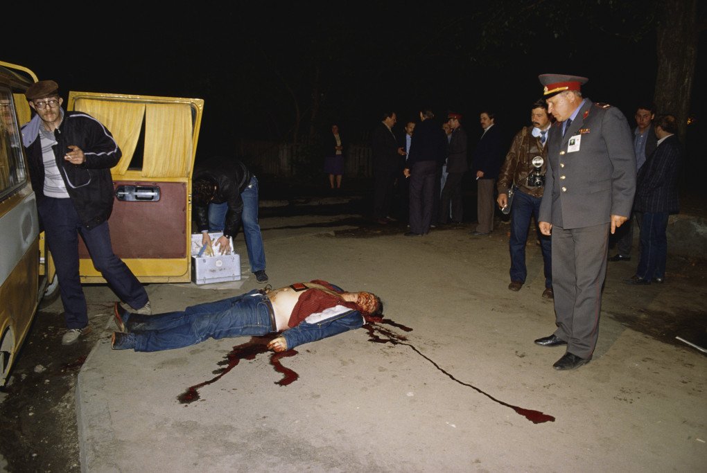 Police investigating a murder scene in Moscow, May 01, 1990. (Photo by Robert Wallis via Getty Images)