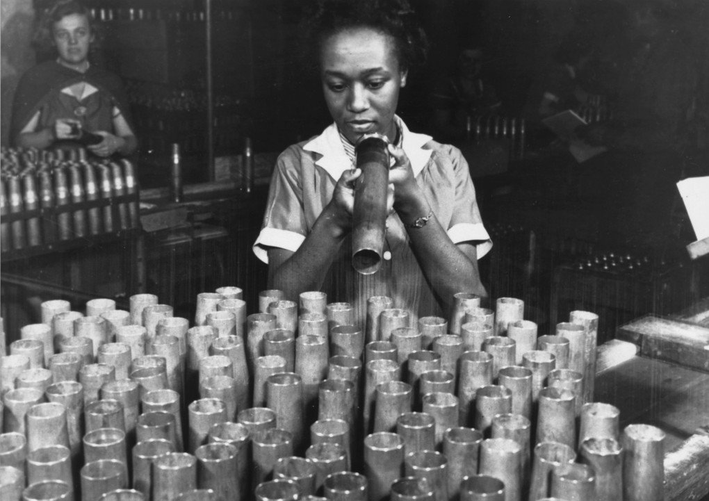Bertha Stallworth, inspeccionando el extremo de una vaina de cartucho de artillería de cuarenta milímetros, Frankford Arsenal, Filadelfia, Pensilvania, EE.UU., en enero de 1943. (Fuente: Getty Images) Bertha Stallworth, inspeccionando el extremo de una vaina de cartucho de artillería de cuarenta milímetros, Frankford Arsenal, Filadelfia, Pensilvania, EE.UU., en enero de 1943. (Fuente: Getty Images)