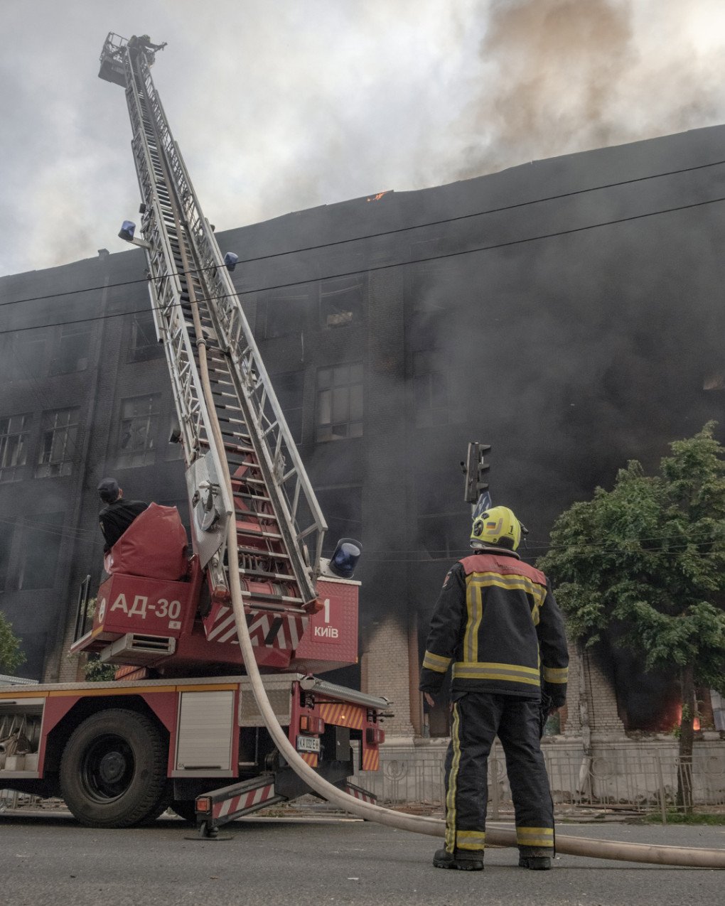 Bomberos trabajan frente a un edificio envuelto en humo en Kyiv, donde los impactos rusos dejaron incendios abiertos y daños en decenas de puntos de la ciudad. (Foto: Nikita Lysovyi) Bomberos despliegan una escalera frente a un edificio incendiado en Kyiv tras el ataque ruso del 24 de mayo.