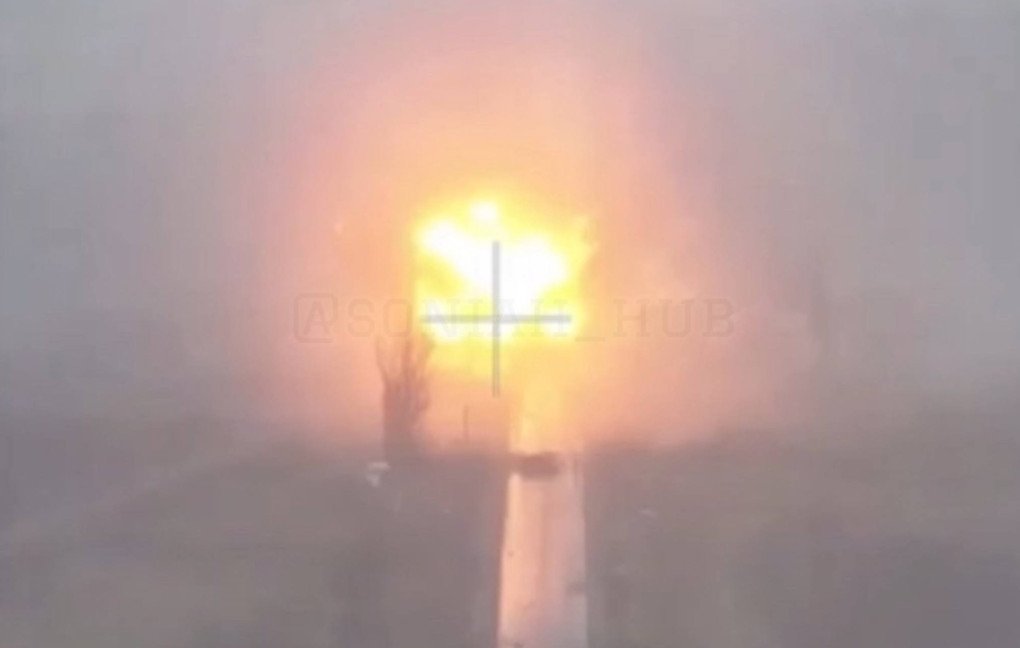 Ataque aéreo ucraniano contra una carretera utilizada por una columna rusa para entrar en Pokrovsk. (Fuente: soniah_hub/Telegram)