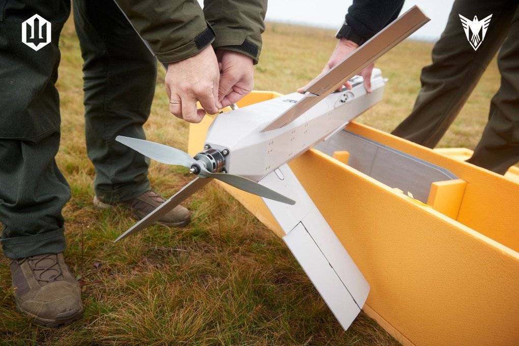 Personal militar ucraniano ensambla el dron modular "Shugai" durante las pruebas de campo antes de su primer despliegue en combate. (Fuente: 9.ª Brigada Independiente de Sistemas No Tripulados)
