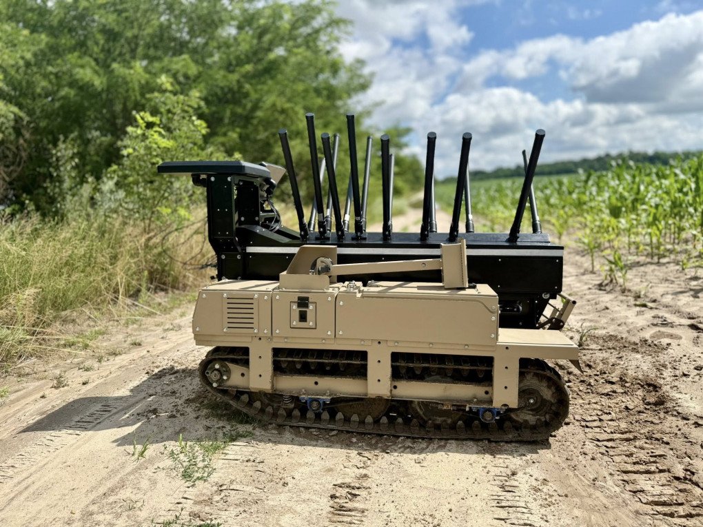 Side view of the Berserk EW robot, built on a tracked chassis for off-road mobility and long-range electronic jamming. (Photo: Kvertus).