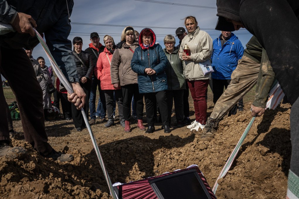 SUMY, APRIL 3, 2025: Mourners watch as the coffin of Volodymyr Butenko is lowered into the ground during his funeral in Sumy, Ukraine. Butenko was killed in a Russian missile strike, part of a broader offensive pushing into the Sumy region from Russia’s Kursk region’s border. The assault has forced mass evacuations from frontline villages. (Photo: Ed Ram via Getty Images)
