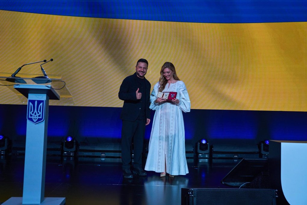 Ukrainian President Volodymyr Zelenskyy honors Canadian actress Katheryn Winnick with Ukraine’s Order of Merit during the UNITED24 MODE Summit. (Mykyta Shandyba/UNITED24 Media) Ukrainian President Volodymyr Zelenskyy honors Canadian actress Katheryn Winnick with Ukraine’s Order of Merit during the UNITED24 MODE Summit. (Mykyta Shandyba/UNITED24 Media)