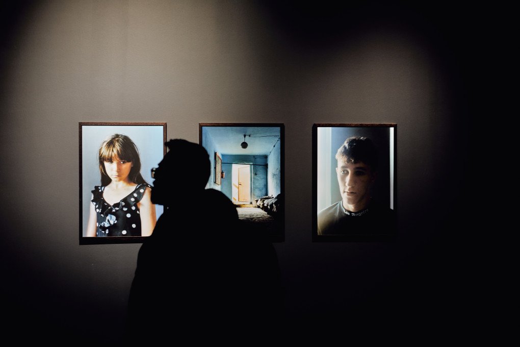 IMPACT KYIV forum during a blackout. Visitors use the light on their camera to explore the main exhibition (photo: Louis Beaudemont/UNITED24 Media)