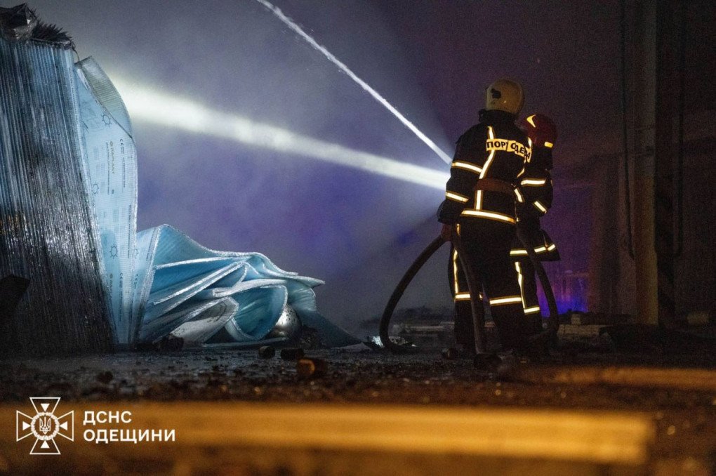 Los rescatistas extinguen un incendio en un almacén textil dañado durante el ataque masivo con drones a la infraestructura de Odesa. (Fuente: Servicio Estatal de Emergencias de la Región de Odesa) Los rescatistas extinguen un incendio en un almacén textil dañado durante el ataque masivo con drones a la infraestructura de Odesa. (Fuente: Servicio Estatal de Emergencias de la Región de Odesa)