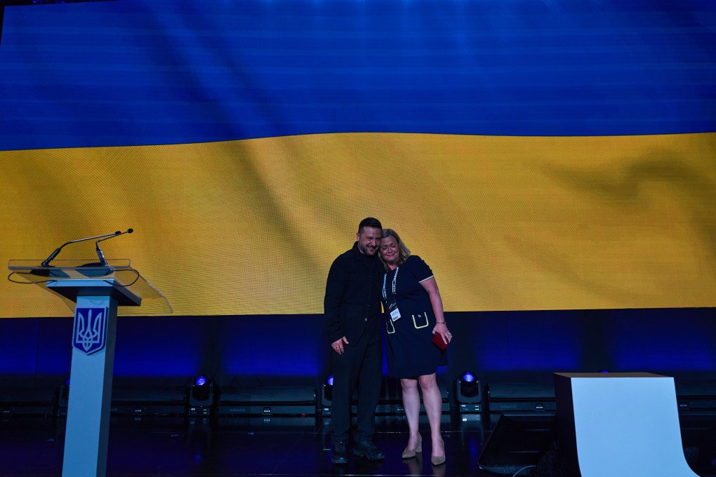 Ukraine’s President Volodymyr Zelenskyy embraces Ashley Jill Anderson—a prominent American fundraiser and supporter of Ukraine—after presenting her with a state honor, during UNITED24 MODE. (Photo: Mykyta Shandyba / UNITED24 Media) Ukraine’s President Volodymyr Zelenskyy embraces Ashley Jill Anderson—a prominent American fundraiser and supporter of Ukraine—after presenting her with a state honor, during UNITED24 MODE. (Photo: Mykyta Shandyba / UNITED24 Media)