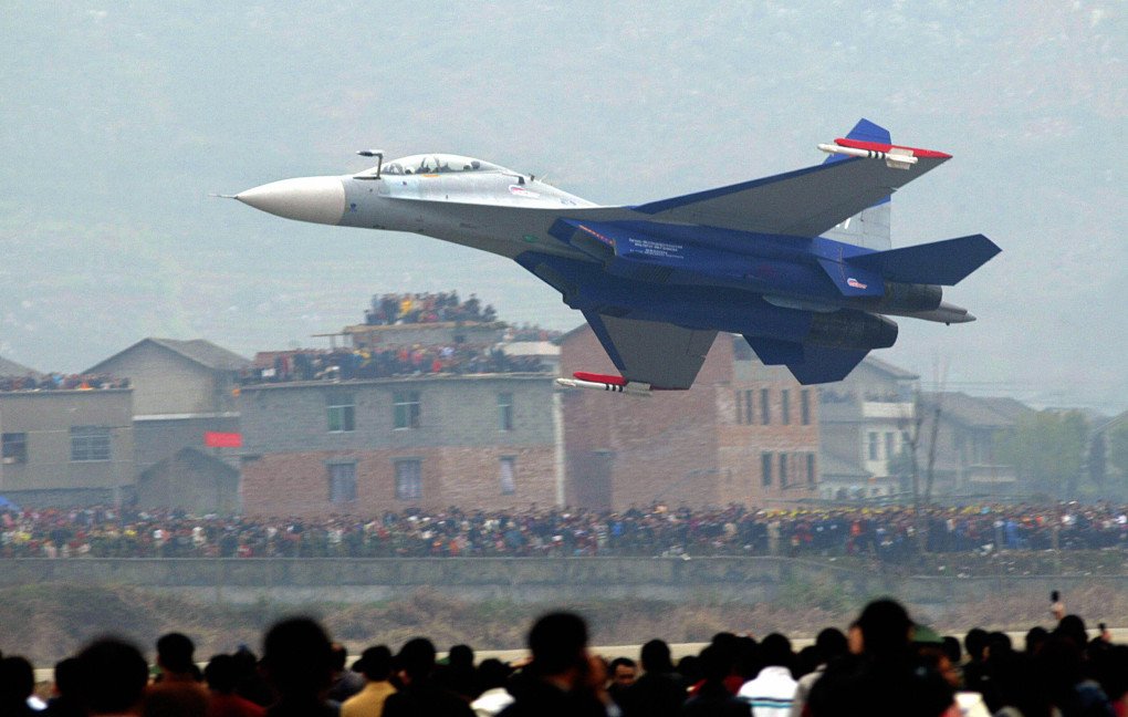 Russian Su-30 fighter jet performs during an aerobatics show at Zhangjiajie Lotus Airport near the Zhangjiajie Tianmenshan National Park, in China's central province of Hunan, 18 March 2006. AFP PHOTO/ LIU Jin  via Getty Images