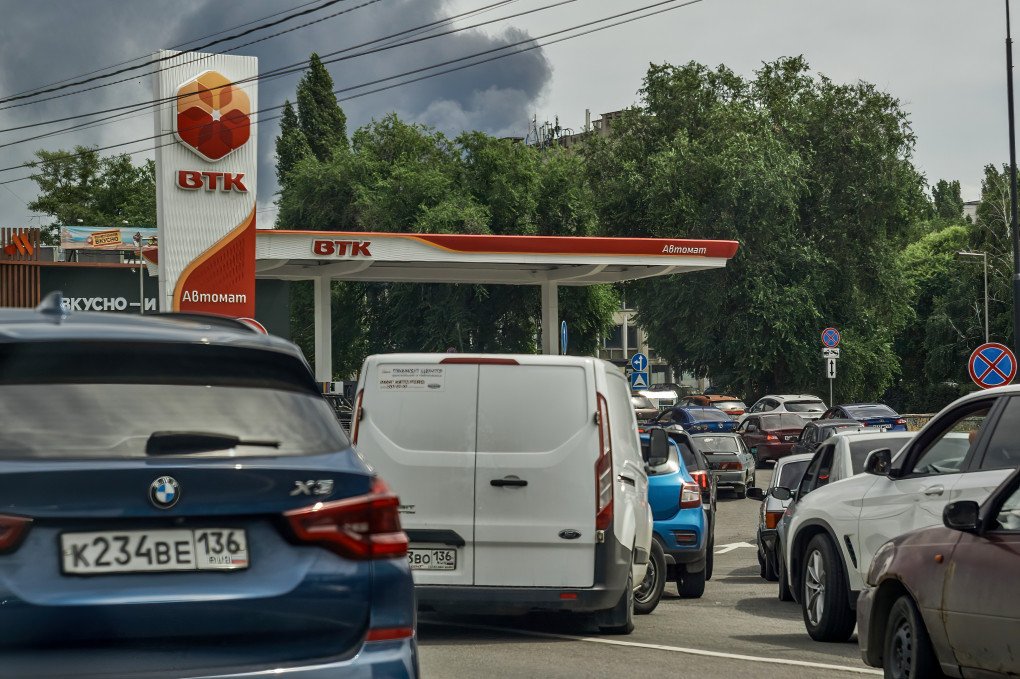 Una enorme fila en la gasolinera debido al incendio en el depósito de petróleo el 26 de junio de 2023, Voronezh, Rusia. Foto de Mihail Siergiejevicz/SOPA Images/LightRocket vía Getty Images. Una enorme fila en la gasolinera debido al incendio en el depósito de petróleo el 26 de junio de 2023, Voronezh, Rusia. Foto de Mihail Siergiejevicz/SOPA Images/LightRocket vía Getty Images.