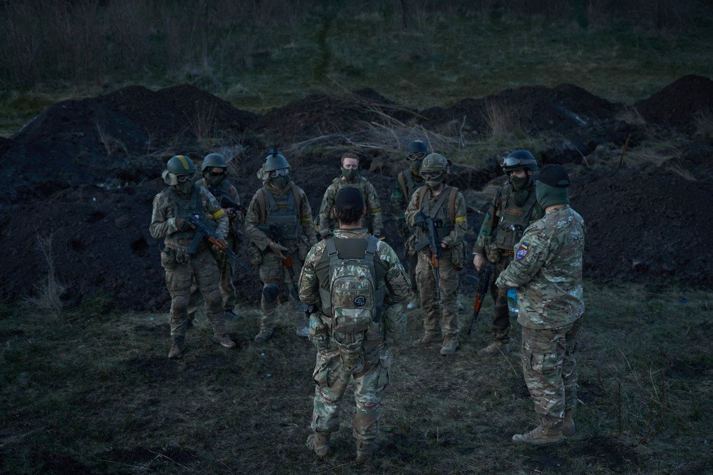 Voluntarios extranjeros en posición de firmes durante un ejercicio de guerra de trincheras dirigido por la 25ª Brigada Aerotransportada de Ucrania. El entrenamiento se centra en el combate cuerpo a cuerpo en condiciones de primera línea. Voluntarios extranjeros en posición de firmes durante un ejercicio de guerra de trincheras dirigido por la 25ª Brigada Aerotransportada de Ucrania. El entrenamiento se centra en el combate cuerpo a cuerpo en condiciones de primera línea.