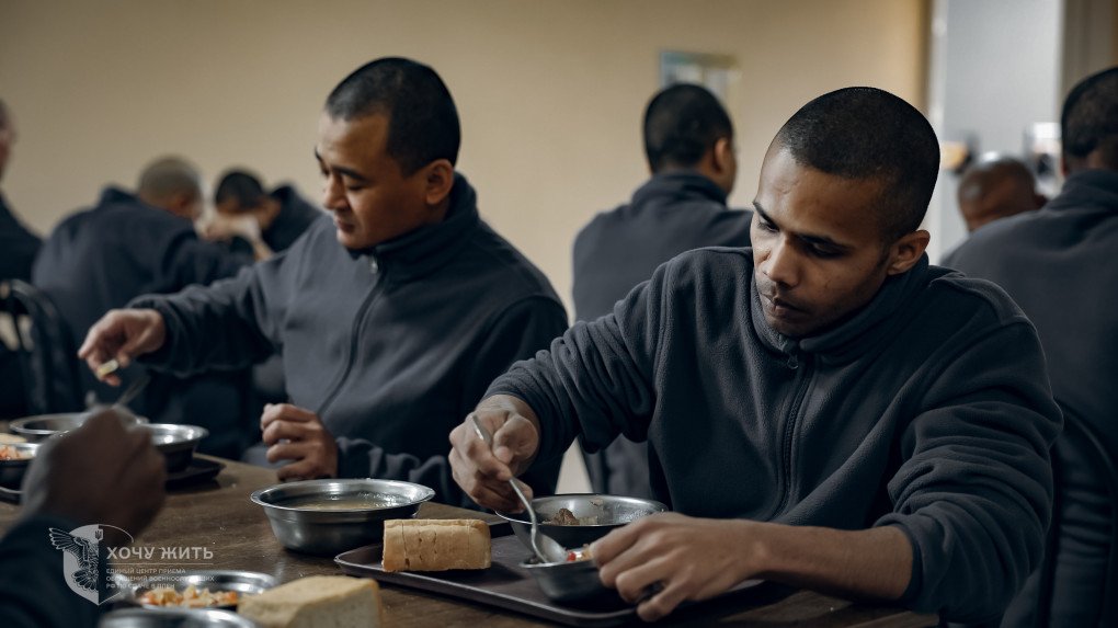 Los prisioneros de guerra rusos almuerzan en un centro de detención ucraniano. Ucrania proporciona a los prisioneros de guerra comidas calientes diarias, de conformidad con los Convenios de Ginebra. Fuente: Proyecto del Gobierno ucraniano «Quiero vivir».