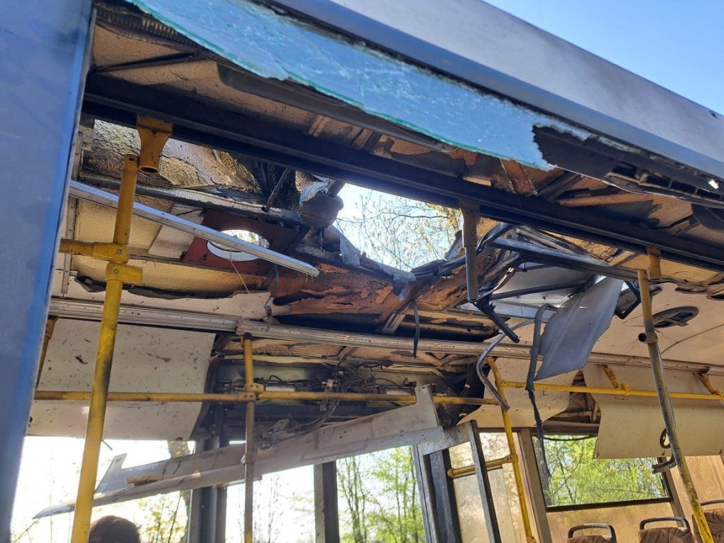 Las secuelas de un ataque ruso con drones en un autobús lleno de civiles en Marhanets, región de Dnipropetrovsk, el 23 de abril de 2025. (Fuente: Serhiy Lysak) Las secuelas de un ataque ruso con drones en un autobús lleno de civiles en Marhanets, región de Dnipropetrovsk, el 23 de abril de 2025. (Fuente: Serhiy Lysak)