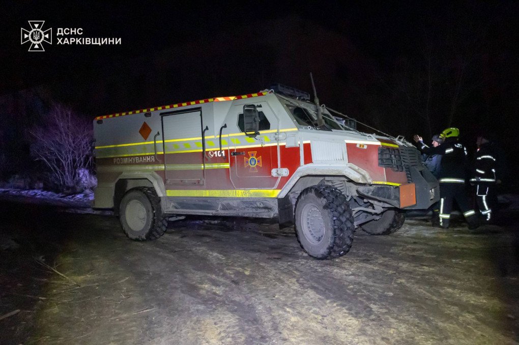 Vehículo blindado del Servicio Estatal de Emergencias de Ucrania desplegado durante la respuesta a un ataque ruso en la región de Járkiv.