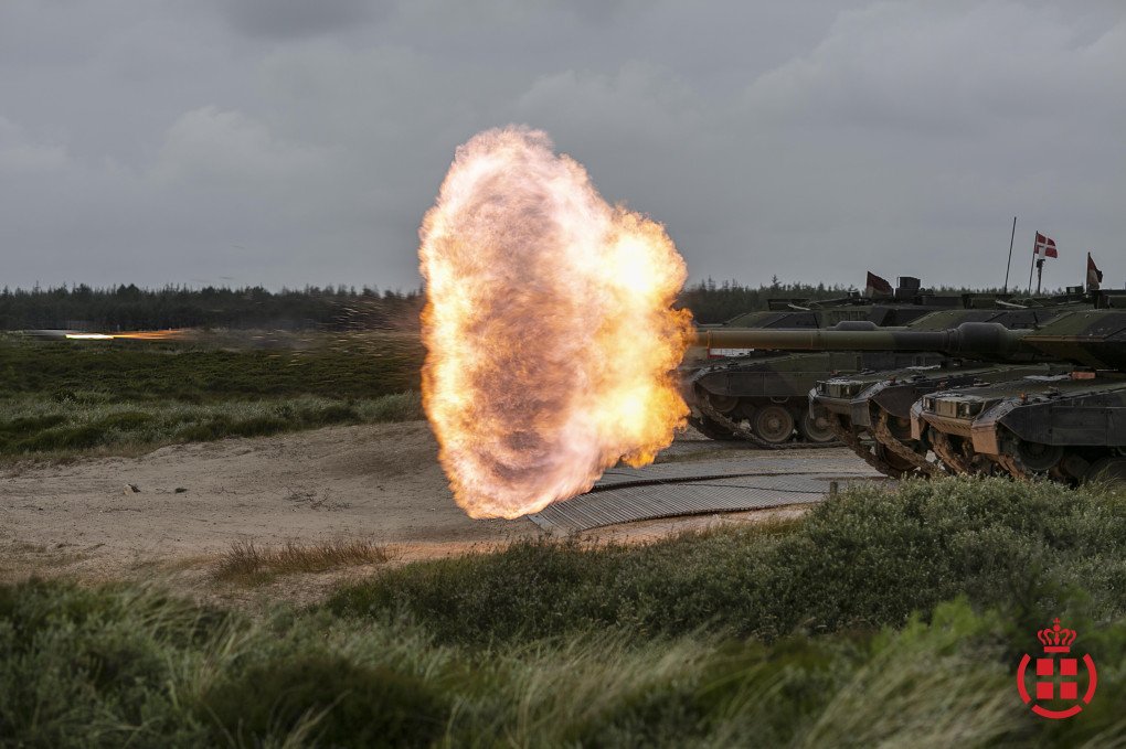 Danish Leopard 2a7 firing a live shell during drills. (Source: Danish Defense Ministry)