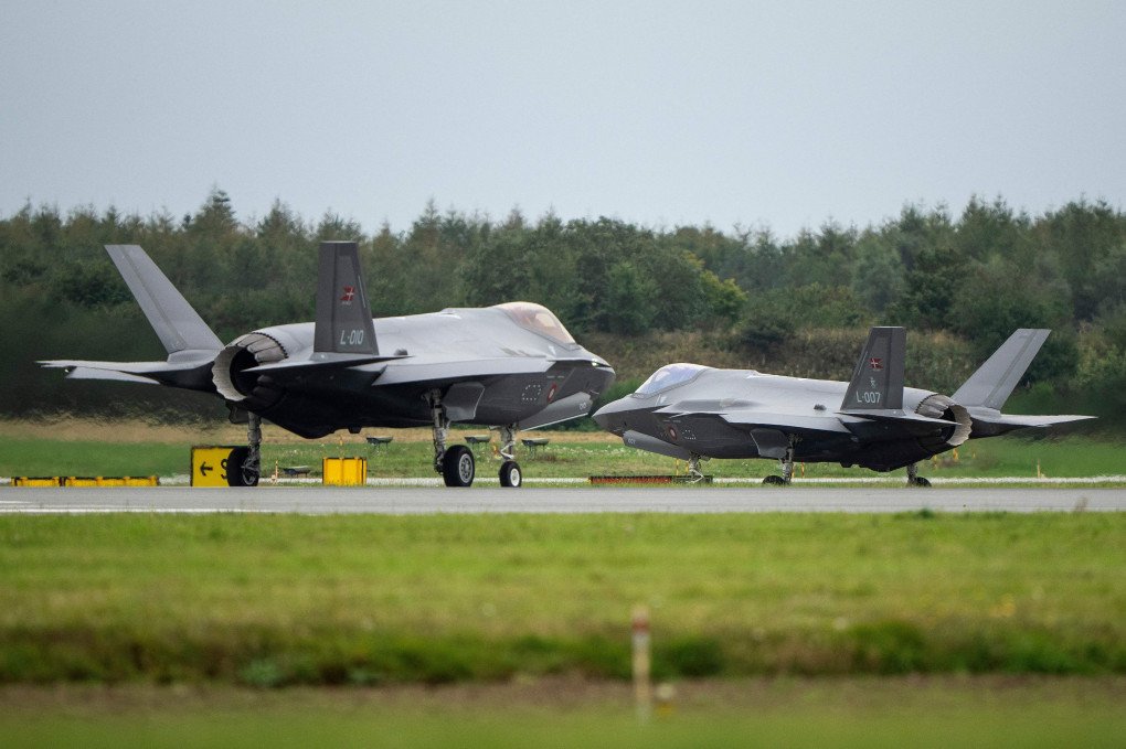 Dos aviones de combate F-35 fotografiados en la base aérea Fighter Wing Skrydstrup de la Real Fuerza Aérea Danesa (RDAF) tras patrullar a baja altura alrededor de Dinamarca, cerca de Skrydstrup, Dinamarca, el 1 de octubre de 2023. (Fuente: Getty Images)