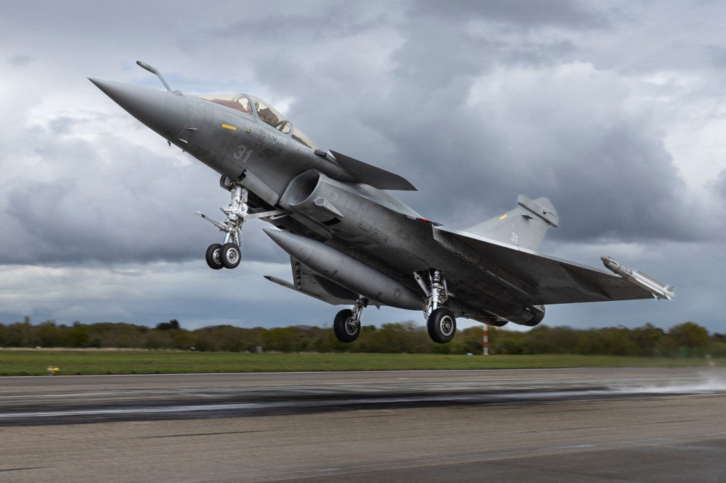 A French multirole fighter aircraft Rafale takes off while practicing a simulated landing on an aircraft carrier at the French Navy airbase of Landivisiau in Saint-Servais, western France, on April 16, 2025. (Source: Getty Images) A French multirole fighter aircraft Rafale takes off while practicing a simulated landing on an aircraft carrier at the French Navy airbase of Landivisiau in Saint-Servais, western France, on April 16, 2025. (Source: Getty Images)