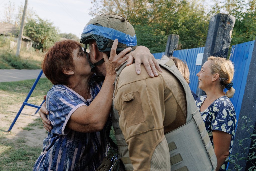 A local resident kisses a Ukrainian soldier August, 2024 in Sudzhansky District, Kursk Region, Russia. (Source Oleg Palchyk via Getty Images)