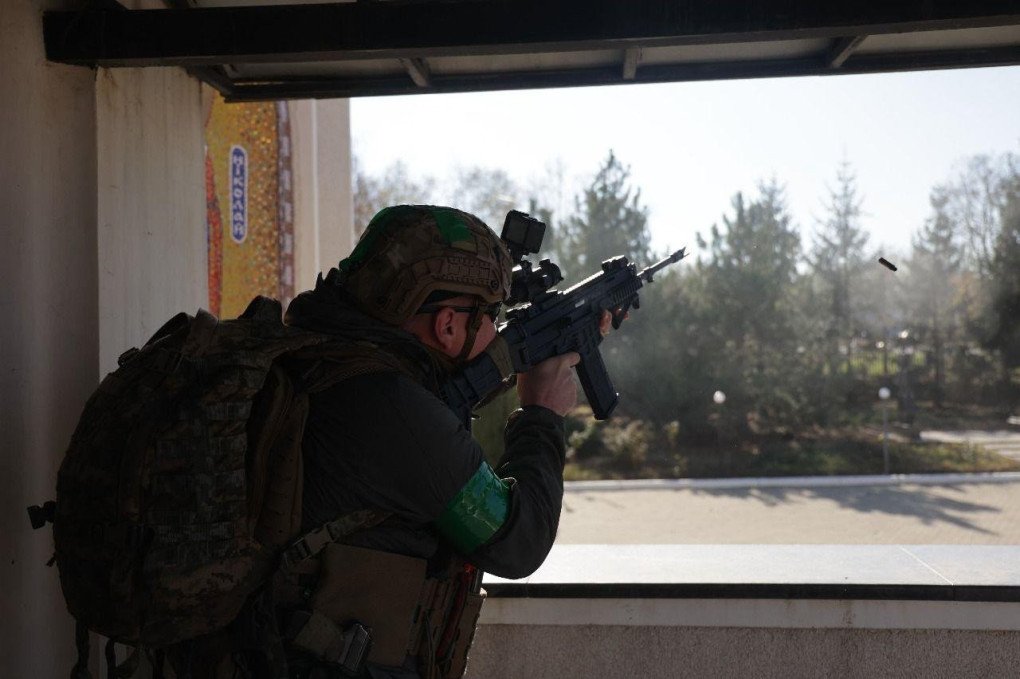 Oleh Petrasiuk, press officer of the 24th Brigade, opens fire on a Russian drone in Kostiantynivka. Source: 24th Brigade. Oleh Petrasiuk, press officer of the 24th Brigade, opens fire on a Russian drone in Kostiantynivka. Source: 24th Brigade.