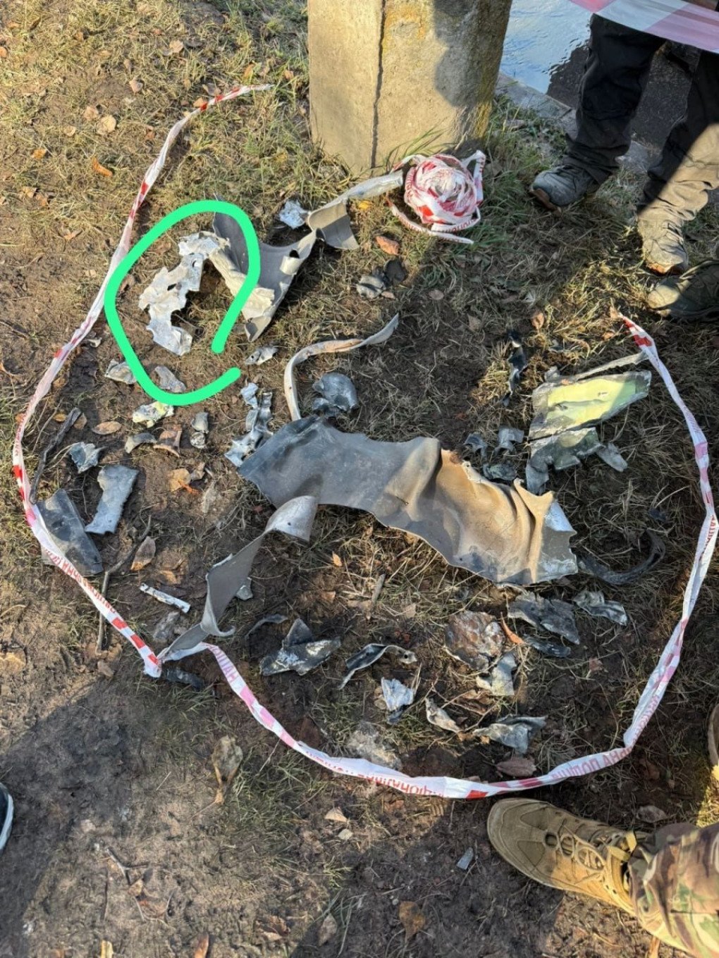 Los investigadores examinan los restos del misil de crucero ruso X-101 derribado sobre Ternópil. (Fuente: Fuerza Aérea de las Fuerzas Armadas de Ucrania)