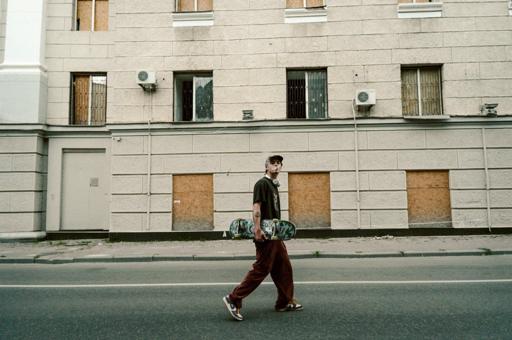 A skater walks happily with his new skateboard. (Photo: Hironori Kodama)