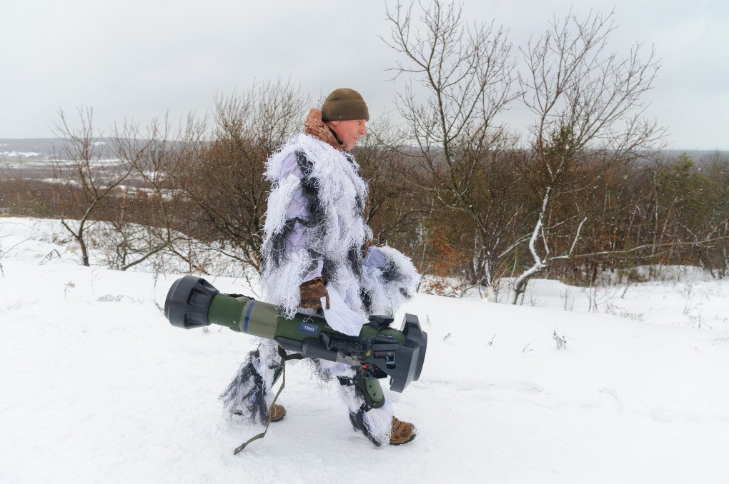 A Ukrainian soldier wearing an improvised winter over-white ghillie camouflage suit, often used by snipers, scouts, or anti-tank teams, carries an NLAW anti-tank guided missile system during a military exercise at the International Center for Peacekeeping and Security in Lviv, Ukraine, January 28, 2022. (Photo: Mykola Tys/SOPA Images/LightRocket via Getty Images) winter over-white ghillie camouflage suit
