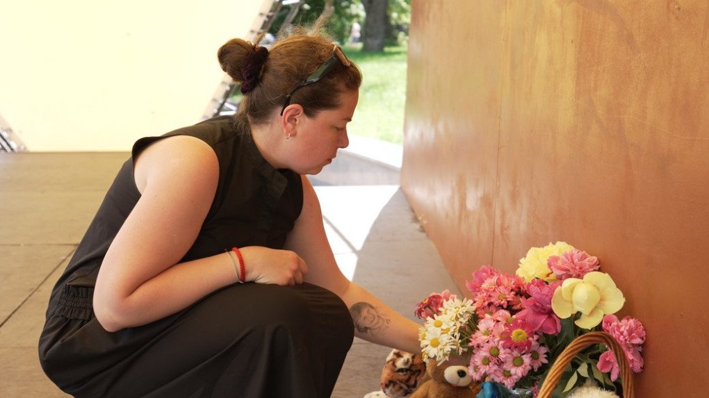 Olha Holynska at the place where a missile fragment fatally wounded her daughter Sofiyka. (Source: Suspilne Chernihiv)