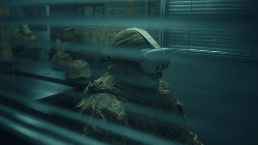 Un recluta con gafas de realidad virtual. (Foto: Mykola Hrinenko / UNITED24 Media) Un recluta con gafas de realidad virtual