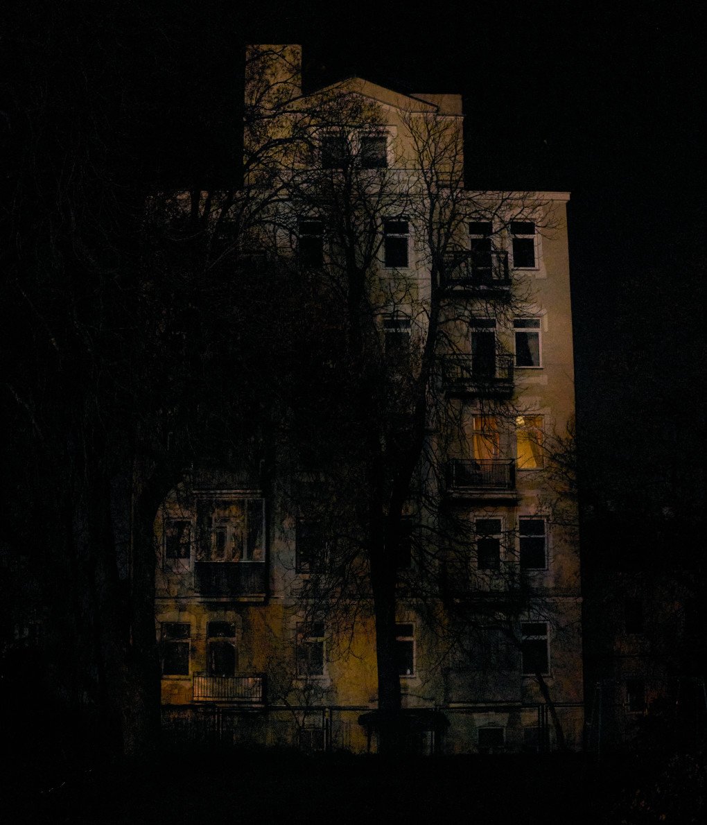 Un edificio residencial en el centro de Kyiv permanece casi completamente a oscuras. 18 de noviembre de 2025. Foto de Joshua Olley/UNITED24 Media.