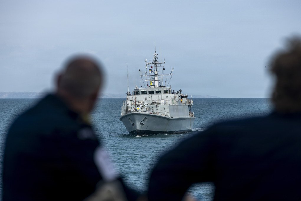 Sailors assigned to Royal Navy mine countermeasures support vessel HMS Stirling Castle observe Ukrainian Navy ship Sandown-class minehunter UNS Chernihiv during Exercise Sea Breeze 2026. (Source: U.S. Navy photo by Mass Communication Specialist 2nd Class Leon Vonguyen) Sailors assigned to Royal Navy mine countermeasures support vessel HMS Stirling Castle observe Ukrainian Navy ship Sandown-class minehunter UNS Chernihiv during Exercise Sea Breeze 2026. (Source: U.S. Navy photo by Mass Communication Specialist 2nd Class Leon Vonguyen)